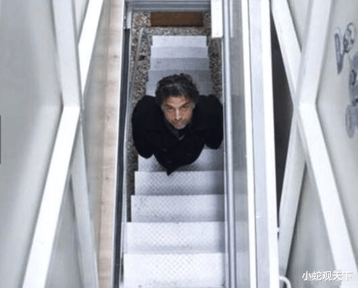 ##夹缝中的“豪宅”，面积仅有5平米，网友：这能住人吗?