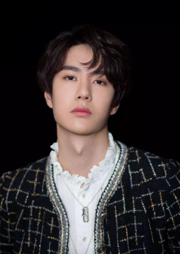 王一博|王一博唱歌时侧颜“崎岖”，惊现“折叠”下巴，与金晨如出一辙