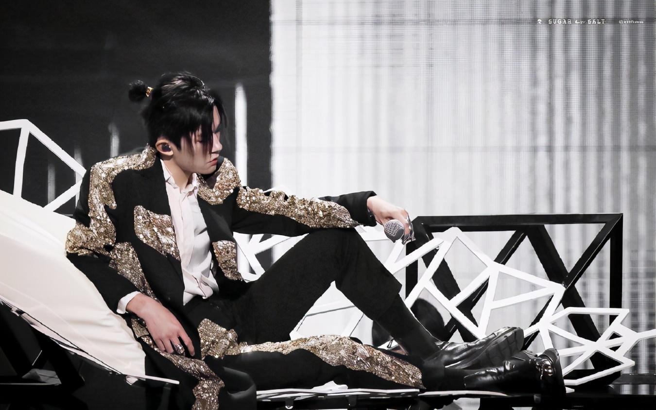 蔡国庆|千玺服装借鉴奥特曼?蔡国庆穿弟弟同款有点搞笑,欢乐喜剧人实锤