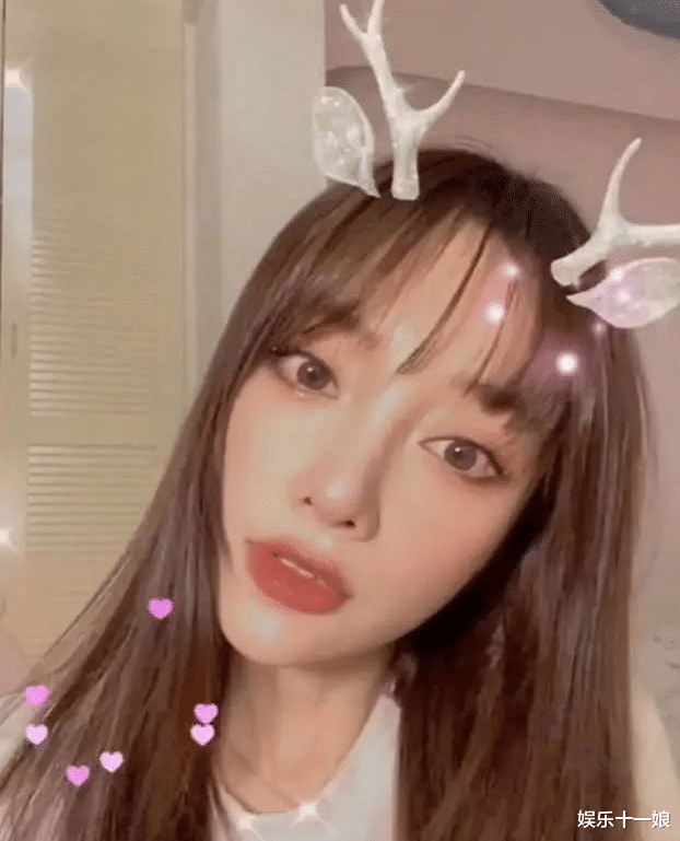 李小璐|李小璐再晒自拍！看清身后的走廊后，网友：难怪和贾乃亮离婚！