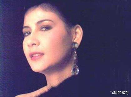 『甄妮』87年, 守寡4年的甄妮生下一女, 对生父闭口不提, 女儿长大后藏不住了