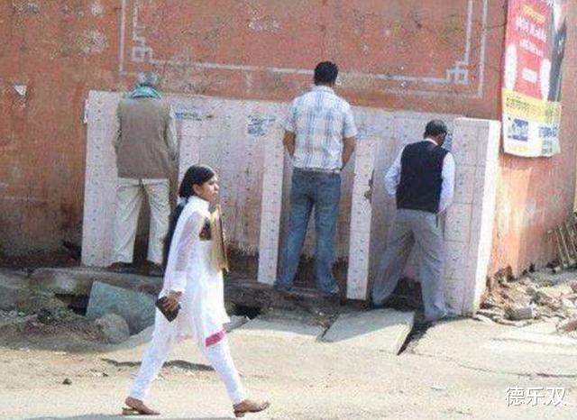 印度：印度都是露天厕所，女生如何保证隐私？太没人性了！