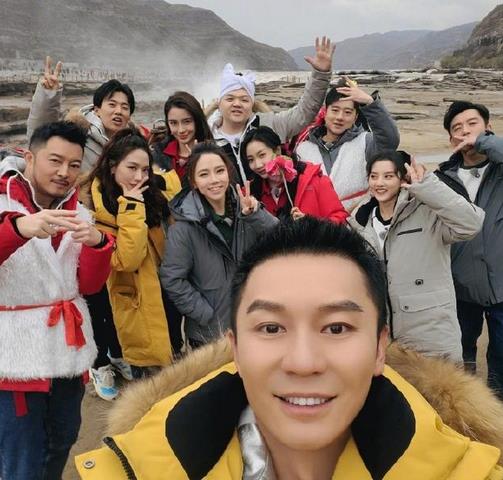 郭麒麟|李晨晒《跑男》全家福，注意郭麒麟的脚，比5位女嘉宾更抢眼