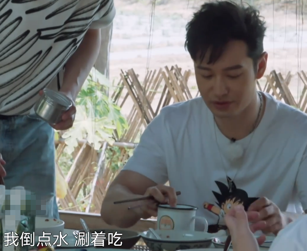 『黄晓明』嫌弃黄磊做饭太油腻？黄晓明吃菜涮热水去油，饭不够吃彭昱畅剩饭