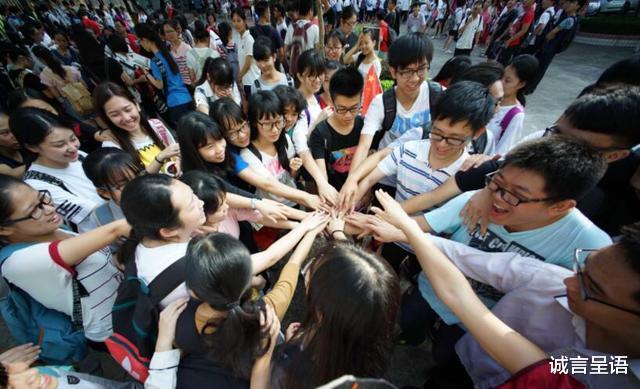 「」高考结束后的“撕书狂欢”，被撕掉的，究竟是什么？