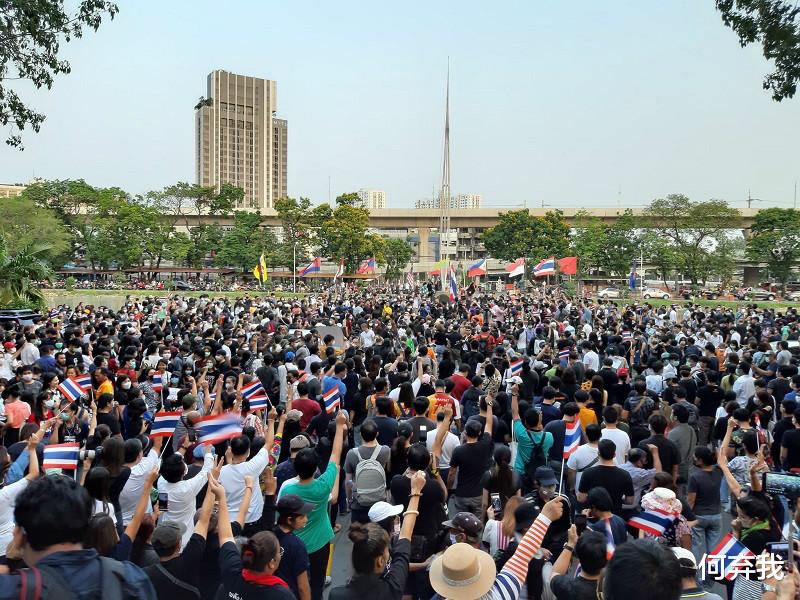 泰國數萬學生上街反王室反政變，他信、英拉能否重返泰國，東山再起？-圖2