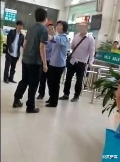 炎黄新媒|女子车站被强壮男子“摸”了一下，男友挺身而出！多次被打倒仍站起来！