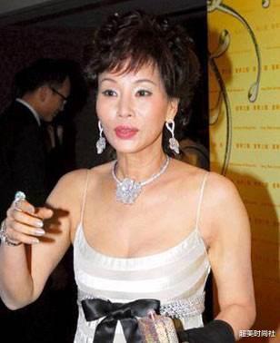 『赌王』赌王长这么帅，挑老婆却一个比一个颜值低，四太锅盖头他也不嫌弃