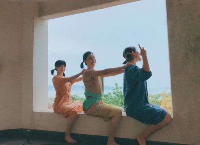 「连衣裙」48岁小陶虹穿搭太少女，扎双马尾素颜出镜，一双大长腿抢尽风头