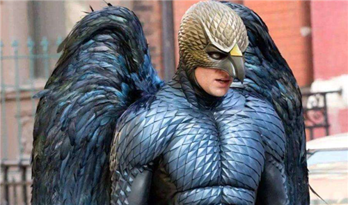 『』她为实行“飞行梦”，花100万美元在身体植入翅膀，如今活成了这样