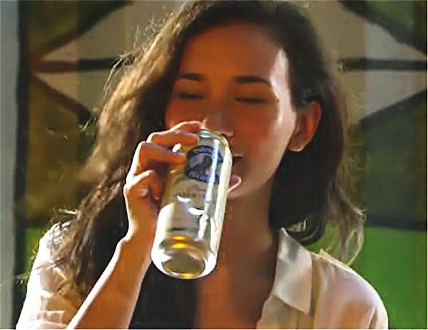 张翰|战狼2：女主和张翰喝酒时，谁注意到手机上的内容？幸亏只播1秒