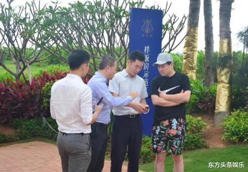 『沈腾』沈腾带爸爸海南买房，父子俩挎着胳膊同行，媳妇被远远落在后面