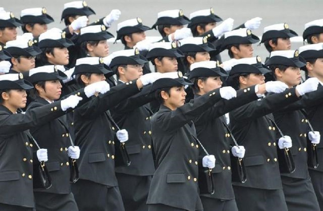 日本閱兵時，女兵總是挎著一個黑色皮包，裡面裝的是什麼？-圖4
