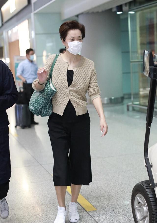 阿黛尔|57岁毛阿敏真时髦，卡其色针织衫内搭一身黑，配棕色短发超显白