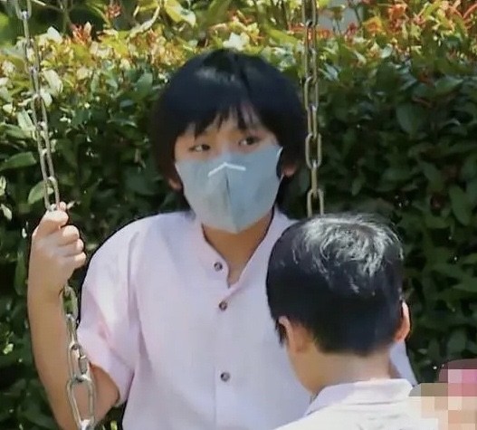 小小志|林志颖大儿子kimi终于露面，拍摄全家福，身高快和爸爸一样高
