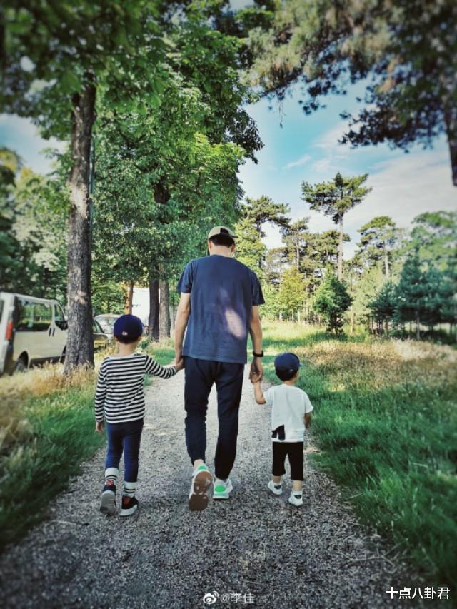 靳东■靳东：离开大9岁的江珊，娶二婚女李佳，如今生两个儿子很幸福