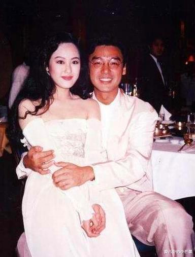 「钟镇涛」钟镇涛4个儿女曝光，章小蕙生的孩子一言难尽，肥胖儿子比67岁老爸还老