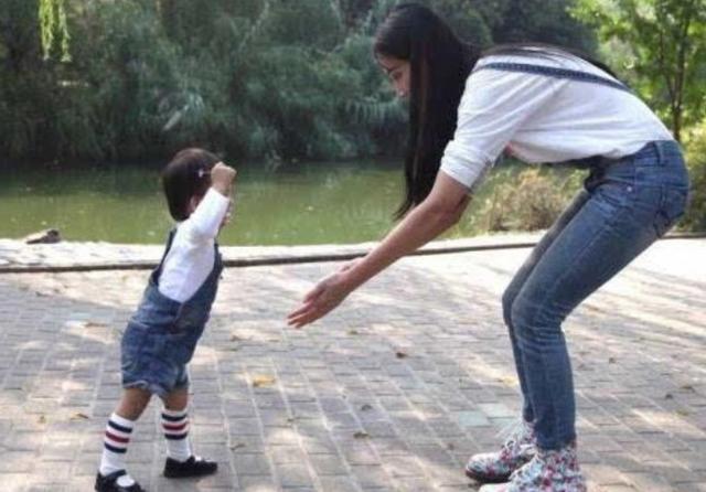 赵丽颖|看完赵丽颖儿子，再看Baby的“小海绵”，网友：露馅了吧！