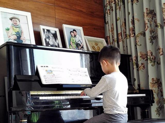 沙溢|走进胡可和沙溢的豪宅，整面墙都是家人合照，一家四口也太温馨了