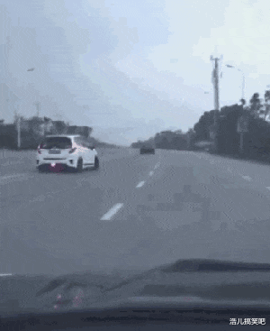 女孩|难道是我太保守？姑娘你穿这样就出来！太放得开了吧？哈哈哈