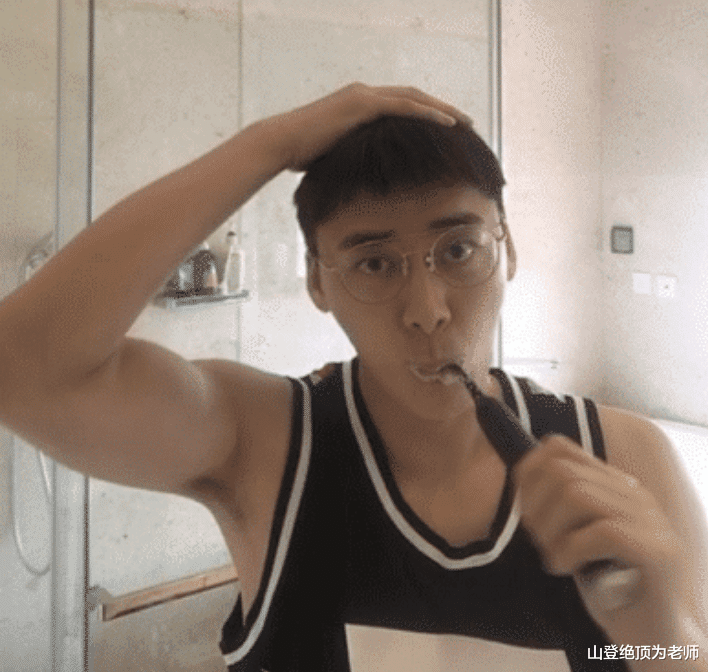 「李易峰」李易峰在卫生间直播，却意外曝光隐私，网友：还是少用点那东西吧
