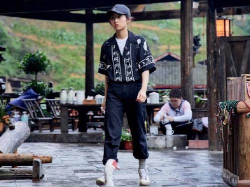 张子枫|张子枫高考第一个交卷，粉丝要签名，妹妹温柔回复：考完给