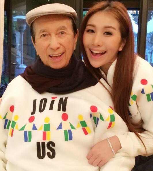 何超盈|何超盈晒女儿近照，“荷包蛋”出生13个月变化大，超盈全然不顾形象素颜出镜