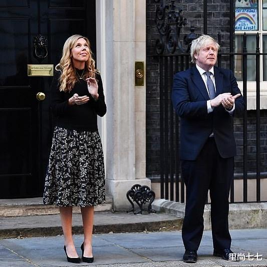 发型|英国首相携子度假！梅根同款抱娃姿势抢镜，32岁妻换发型不敢认