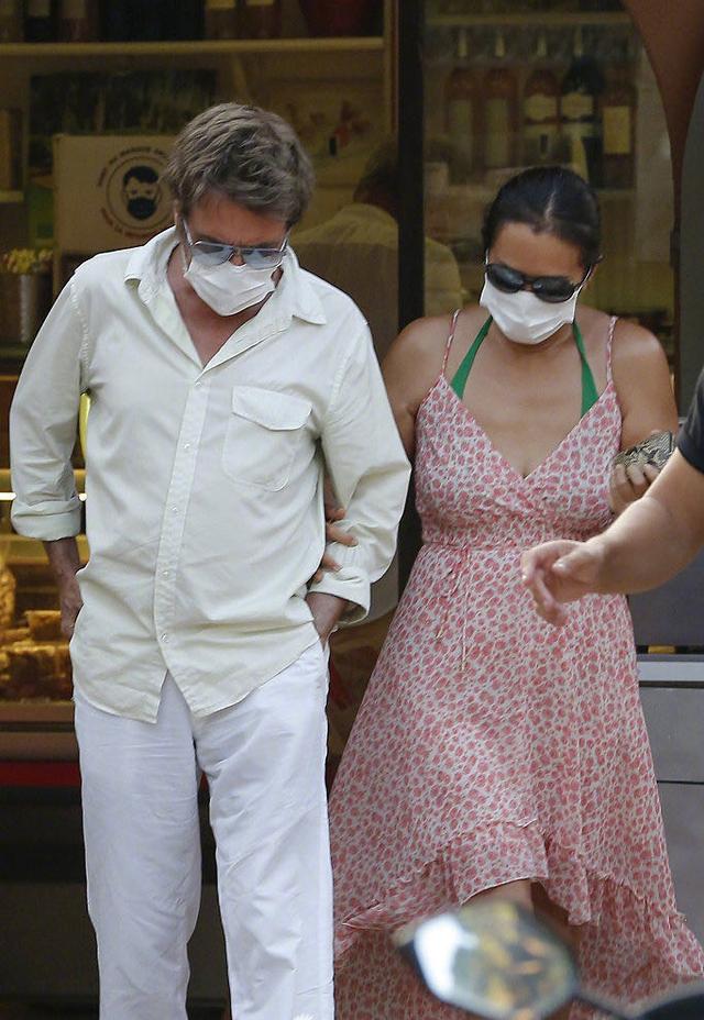 巩俐|54岁巩俐胖出“幸福肥”，胳膊比腿都粗，70岁丈夫一身白装好时髦