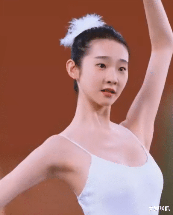 张艺凡■张艺凡比关晓彤高，同时穿上“芭蕾服”却尽显娇小，看到腰我懂了