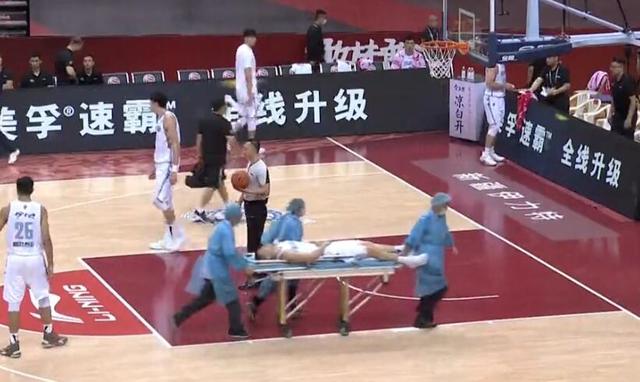 新疆男篮|郭艾伦犯规太狠！撞翻新疆前锋，担架进场直接抬走 阿的江脸色铁青