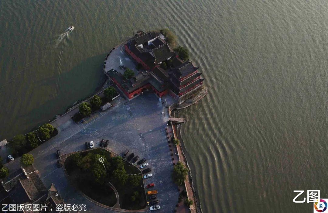 乙图|航拍巢湖1700年古庙，被洪水围困成孤岛，仍巍然屹立