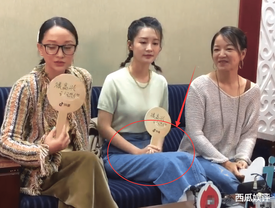 周迅|周迅和李沁接受采访，两人的坐姿却完全不同，已婚和未婚的区别！