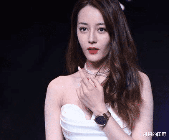 迪丽热巴|迪丽热巴裙子意外下滑，本以为会往上提，结果令网友尖叫！