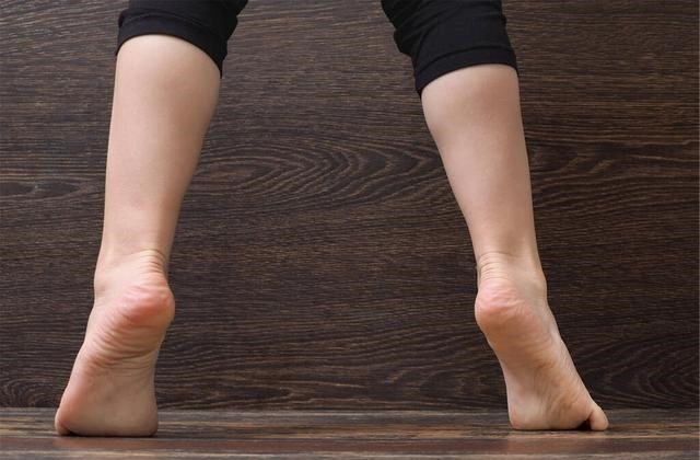 『痛风』高尿酸如何调理？多喝“2黄、1绿”，平衡尿酸，或将痛风拒之门外