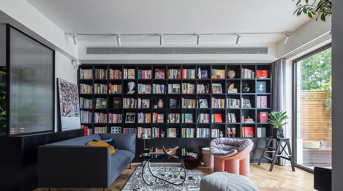 |她70㎡“去客厅化”之家,凭着书墙和庭院圈粉无数,网友:住不腻