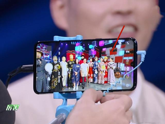 吴昕|吴昕合照不敢站中间，主动让给谢娜！吴谨言下意识举动却暴露人品
