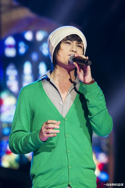 「王乃恩」他从小被赵本山疼爱，成名后却“睡了8名”粉丝，颜面丢尽后销声匿迹