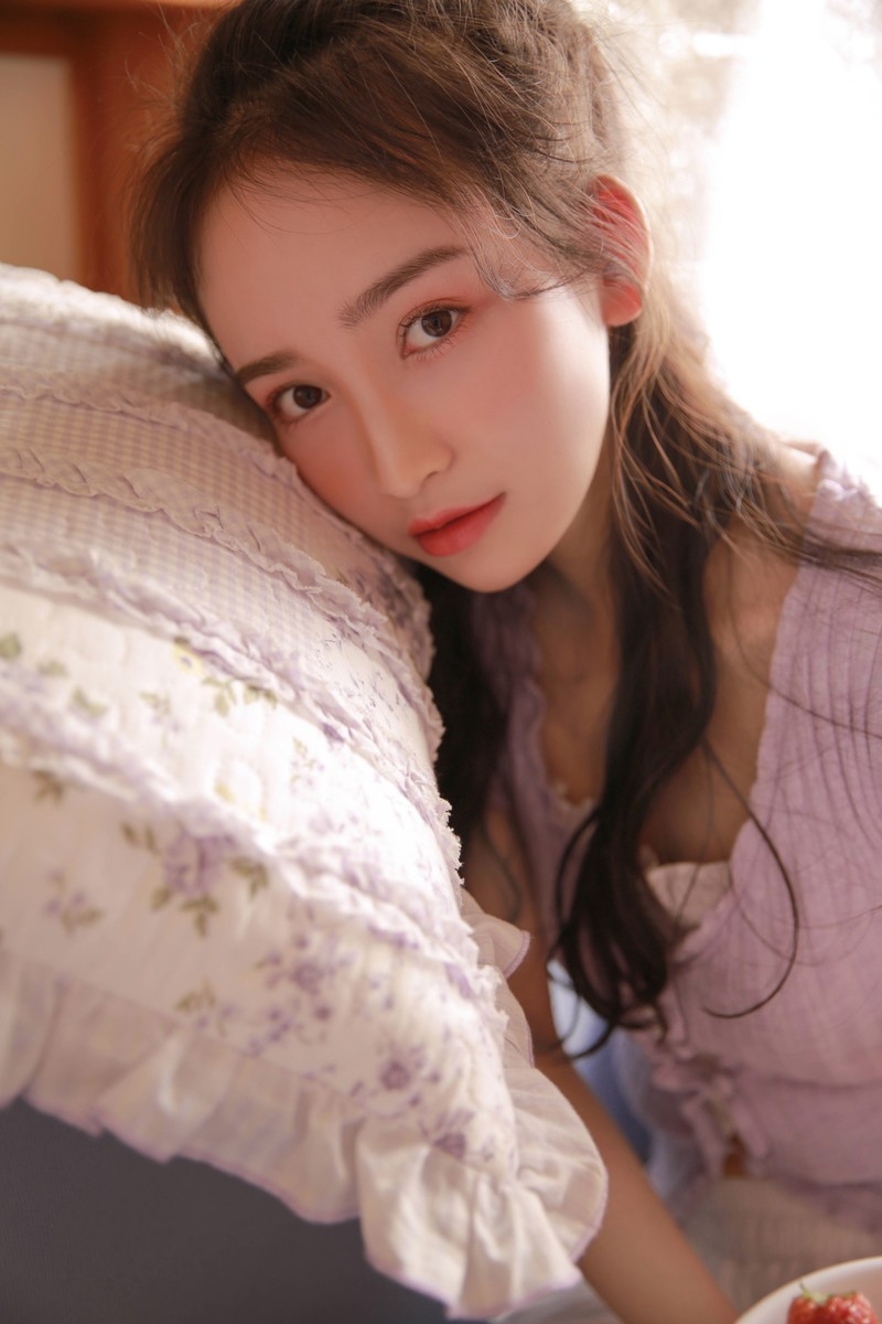 #百褶裙#靓靓聊第123期：甜美漂亮女孩俏皮丸子头搭配百褶裙减龄更显少女心