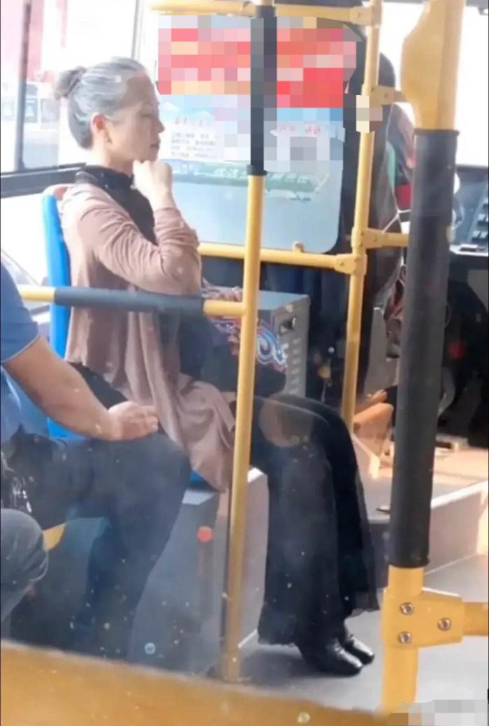 章子怡|公交车现“老年版章子怡”，侧颜棱角几乎一模一样，气质同样优雅