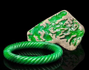 「文玩核桃」什么是翡翠挖水？翡翠挖水跟翡翠调水有什么区别？