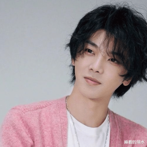 『吻戏』华晨宇为前任含泪唱歌，曾为她买姨妈巾，被分手后偷看过不敢露面
