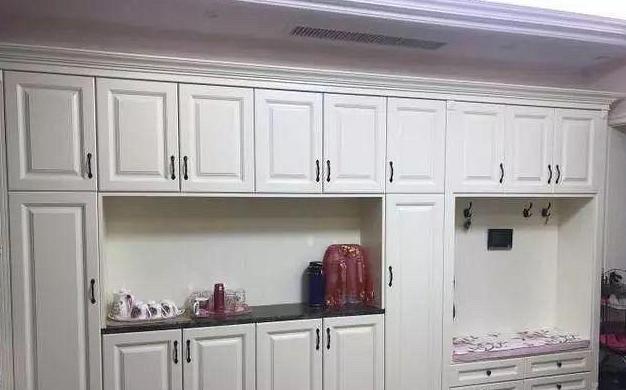 |败家老婆装修140㎡新房，光柜门都装了快100扇，邻居笑她人傻钱多