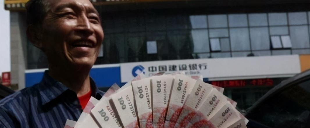 |老伯银行取出12张“假钱”后气愤质问银行，银行的答复让人笑了