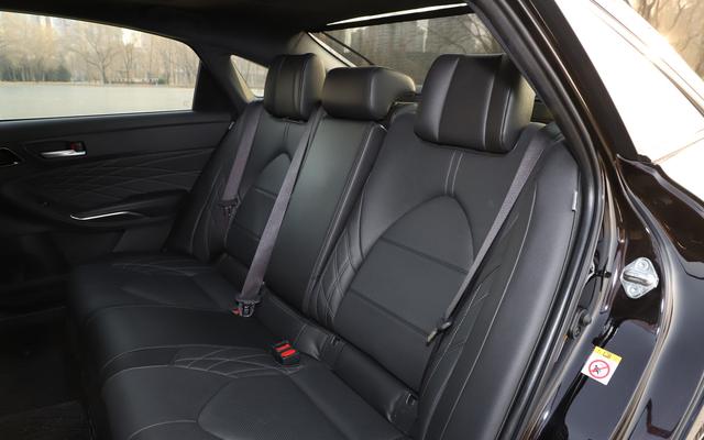 亚洲龙@入华零减配的合资B级，车长近5米，实测油耗仅5.4L，还配10个气囊