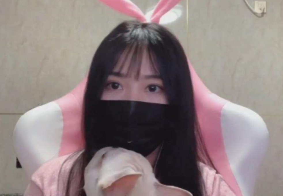 斗鱼@小团团要走到屏幕前？露脸后再晒睡衣照，网友：真不错！