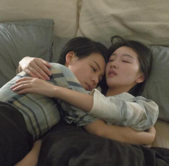 周冬雨▲周冬雨个人总票房96.2亿，新作《坚如磐石》再度合作张艺谋