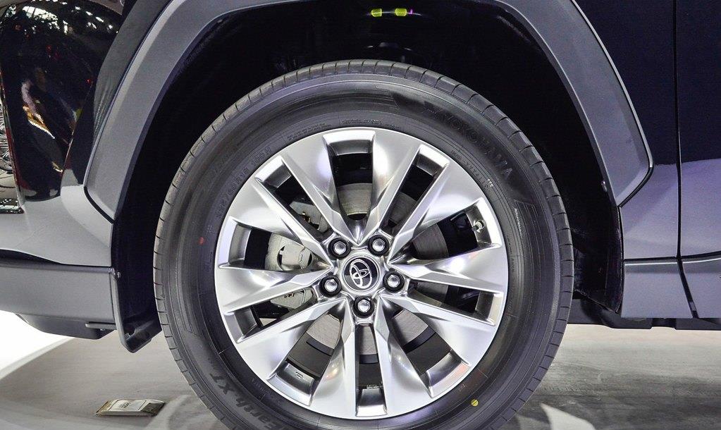 丰田威兰达|又一款丰田被热捧，颜值比CRV高，满油1100km，30天卖出9841台