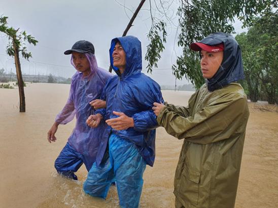 睹图|临盆孕妇去医院路上被洪水冲走，家人要将腹中婴儿取出分别埋葬