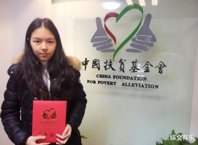 「李咏」李咏18岁女儿晒通知书,考入名校成章泽天师妹,看清学费网友懵了